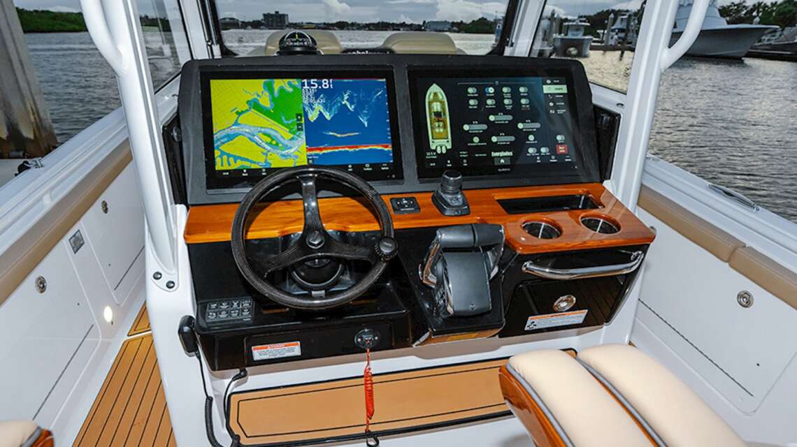 Introducing the Everglades 315CC: Elevating Your Maritime Experience Everglades 315cc console 1500