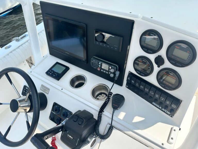 2005 Regulator 26 Forward Seating