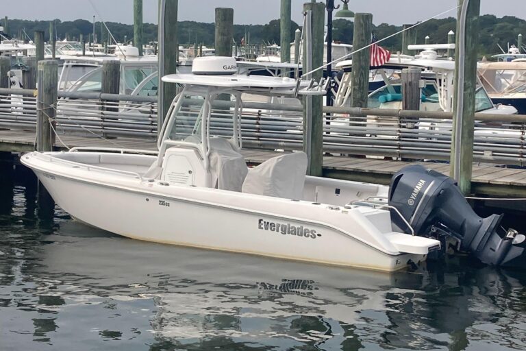 2020 Everglades 235 Center Console
