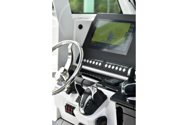 2022 Everglades 335 Center Console