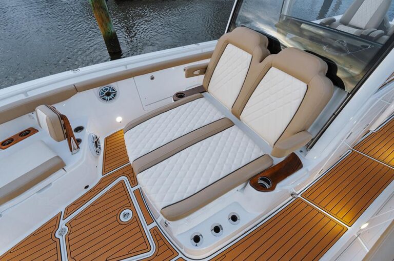 2025 Everglades 315 Center Console