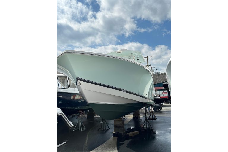 2005 Regulator 32 Forward Seating