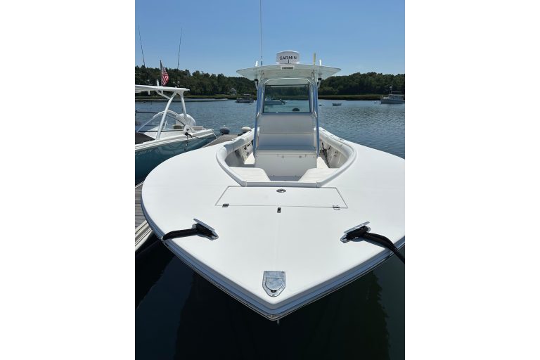 2005 Regulator 32 Forward Seating