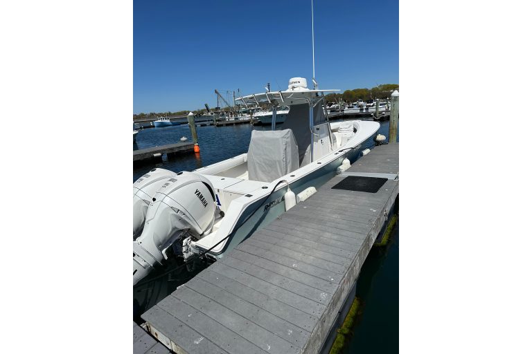 2005 Regulator 32 Forward Seating