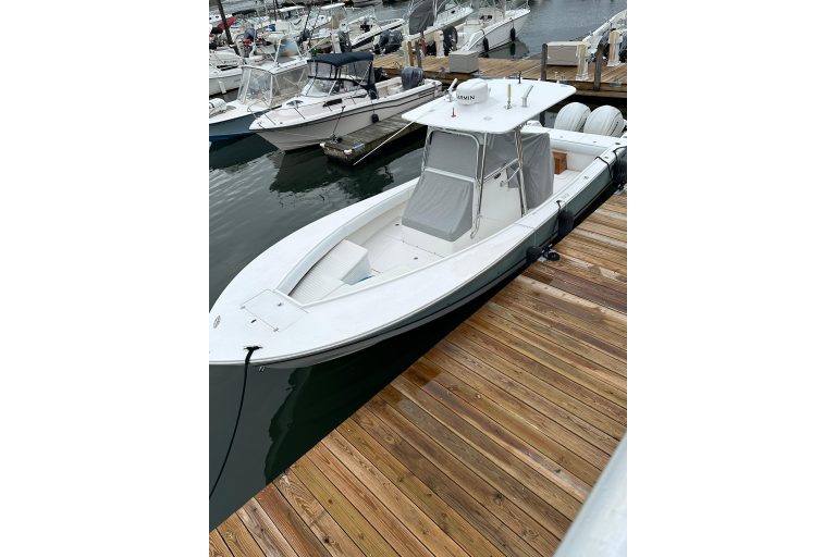 2005 Regulator 32 Forward Seating