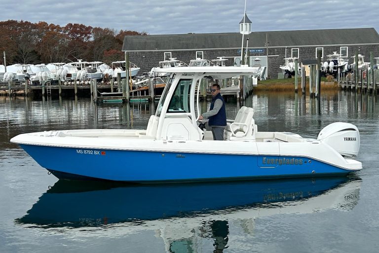 2023 Everglades 235 Center Console