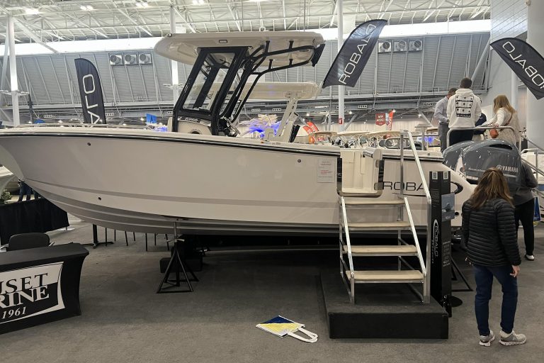 2023 Robalo R250 Center Console