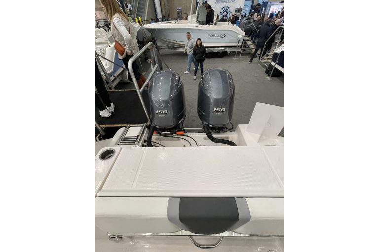 2023 Robalo R250 Center Console