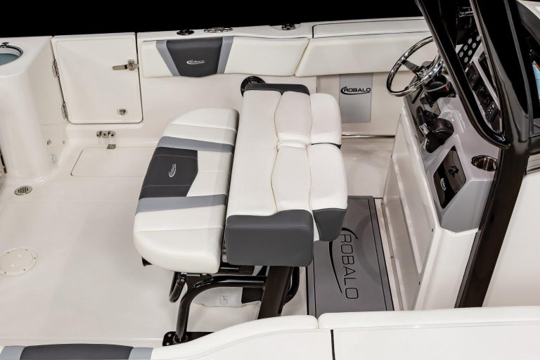 2023 Robalo R250 Center Console