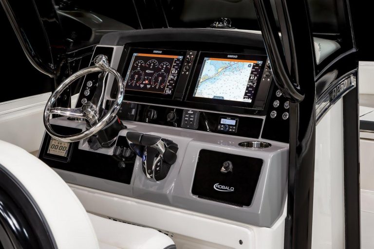 2023 Robalo R250 Center Console