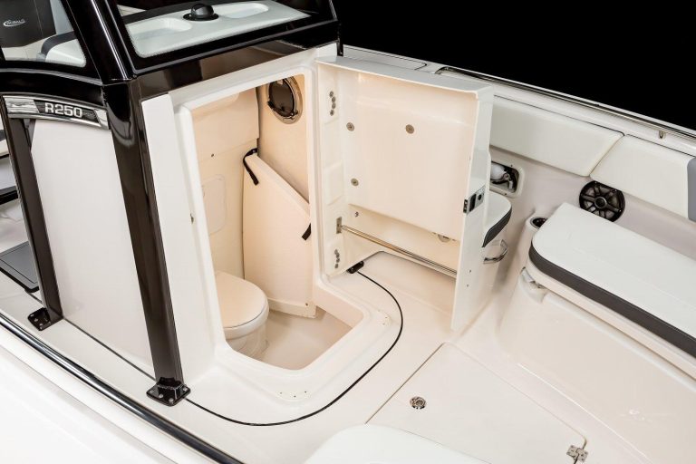 2023 Robalo R250 Center Console